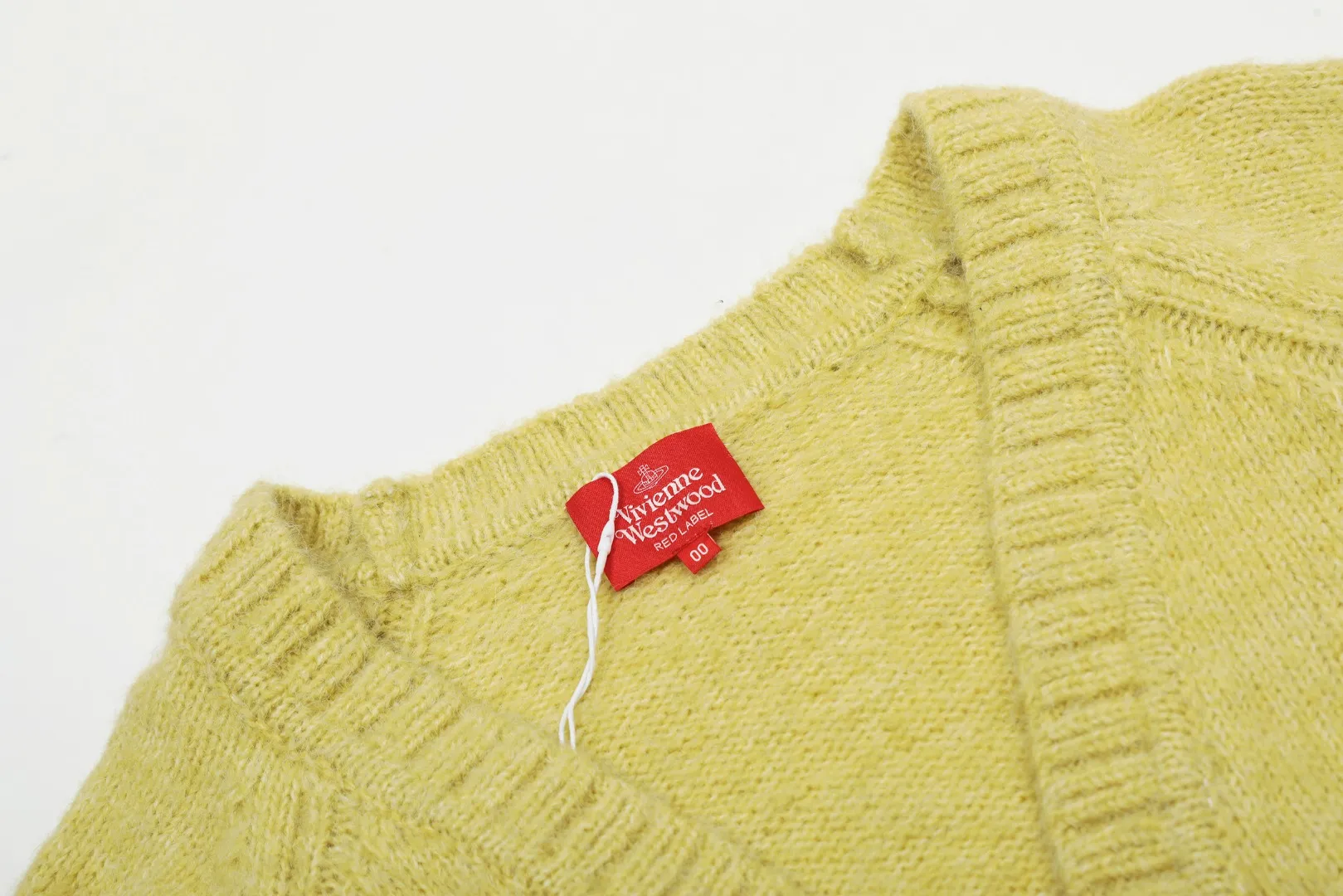 VIVI137 vivienne west wood 25th new spring style cardigan with three-color yarn splicing and embroidered chapter design 🧩 5.5-count custom-woven and dyed tunic wool, definitely not the spandex imitation wool on the market 🧩100% restoration of heavy-duty weaving method loose cuffs restored original pattern 🧩super high embroidery density single chapter 20,000 stitches of embroidery 🧩100% chemically tested custom-woven and dyed wool 0 color difference Size: 1 yard (90-110 pounds) 2 yards (110-130 pounds) 3 yards (130-150 pounds) Color: gray yellow